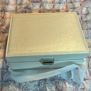 Allinside inside Jewelry Box